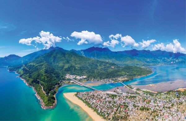 Hue to Hoi An by Private Car with Sightseeing